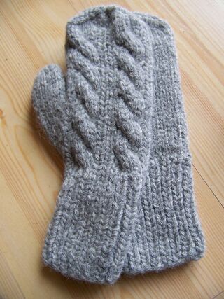 Cable knit mittens