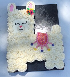 How cute is this alpaca birthday cake!!
