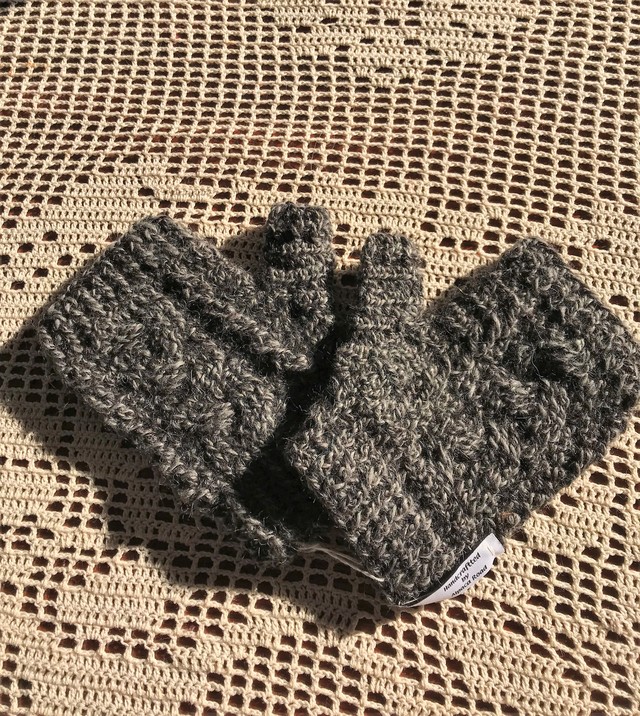 Cable patterned fingerless gloves